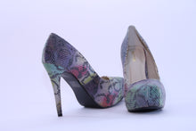 Load image into Gallery viewer, SNAKE BETSY PUMPS
