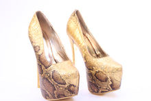 Load image into Gallery viewer, Cobra Pump High Heels
