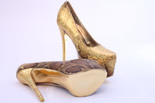 Load image into Gallery viewer, Cobra Pump High Heels
