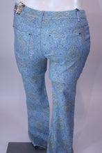Load image into Gallery viewer, Fonda Flower Jeans (Plus Size)
